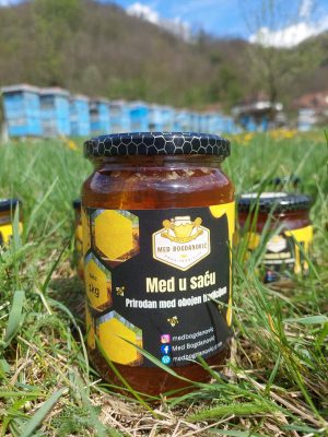 med u sacu1 Domaci prirodni Livadski Med u Saću 1kg | 100% organski