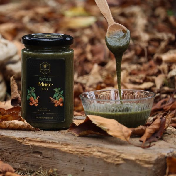Vital Mix 420 g — tegla uz kašiku i posudu sa medom, Med Bogdanović Vital Mix 420 g — tegla uz kašiku i posudu sa medom, Med Bogdanović