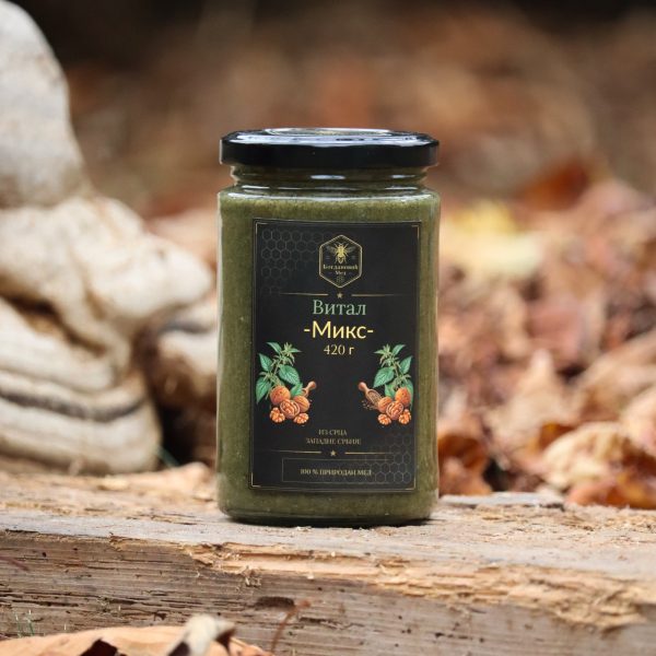 Vital Mix 420 g — prednja strana tegle iz nižeg ugla, Med Bogdanović Vital Mix 420 g — prednja strana tegle iz nižeg ugla, Med Bogdanović